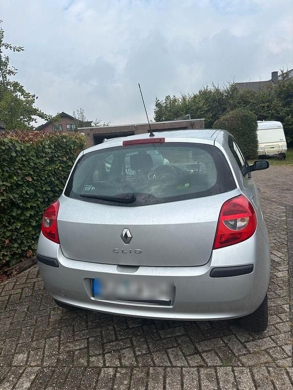 Silber Gebraucht 2008 Renault Clio II Dynamique Limousine | 1.900 € (Fairer Preis) - Bild 1/1