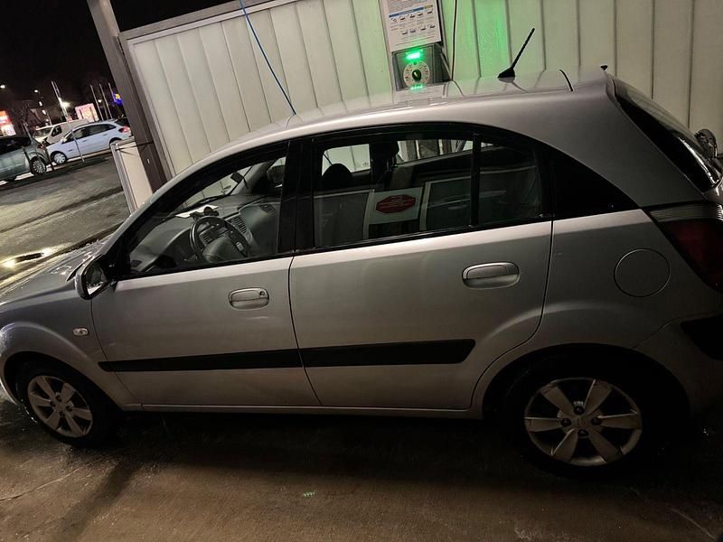 Gebraucht Kia Rio Vision 97 PS (71 kW) 2009 Silber Limousine