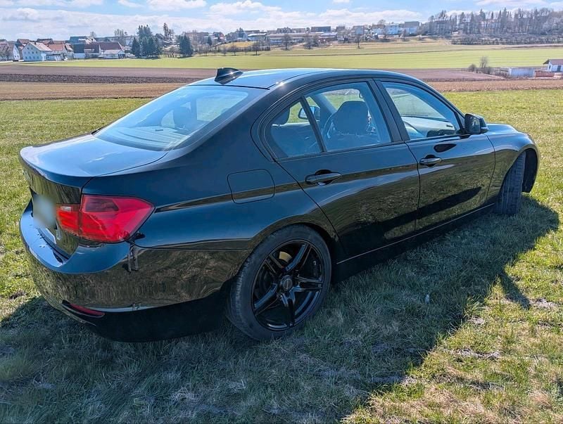 Gebraucht BMW 318 143 PS (105 kW) 2014 Schwarz Limousine