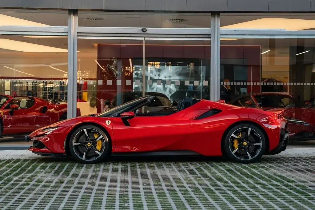 Gebraucht Ferrari SF90 780 PS (573 kW) 2023 Rot Cabrio