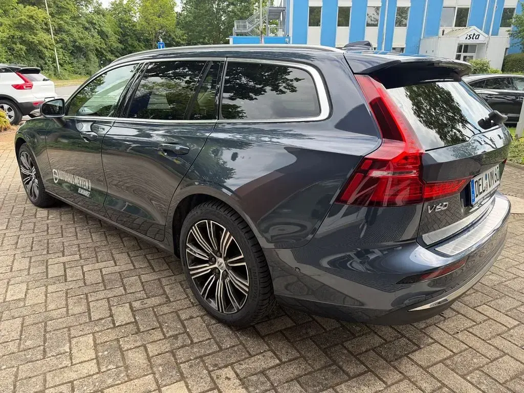 Gebraucht Volvo V60 Plus 197 PS (144 kW) 2023 Blau Kombi