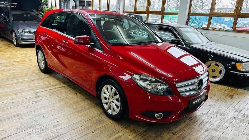 Gebraucht Mercedes B200 156 PS (114 kW) 2014 Rot Van / Kleinbus