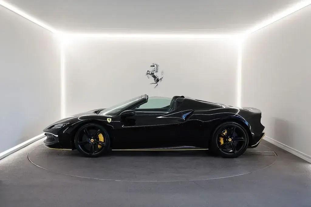 Gebraucht Ferrari 296 829 PS (609 kW) 2024 Schwarz Cabrio