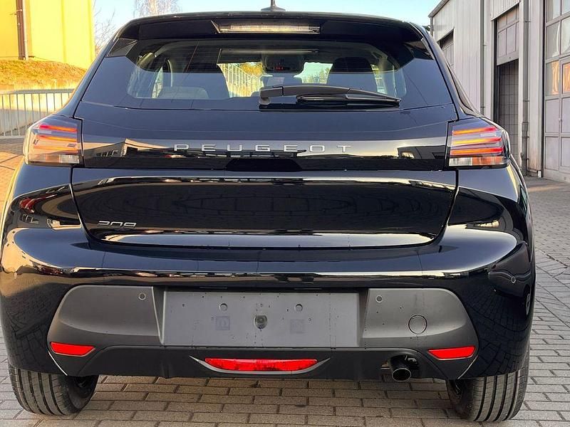 Neu Peugeot 208 Style 101 PS (74 kW) 2025 Schwarz Kleinwagen