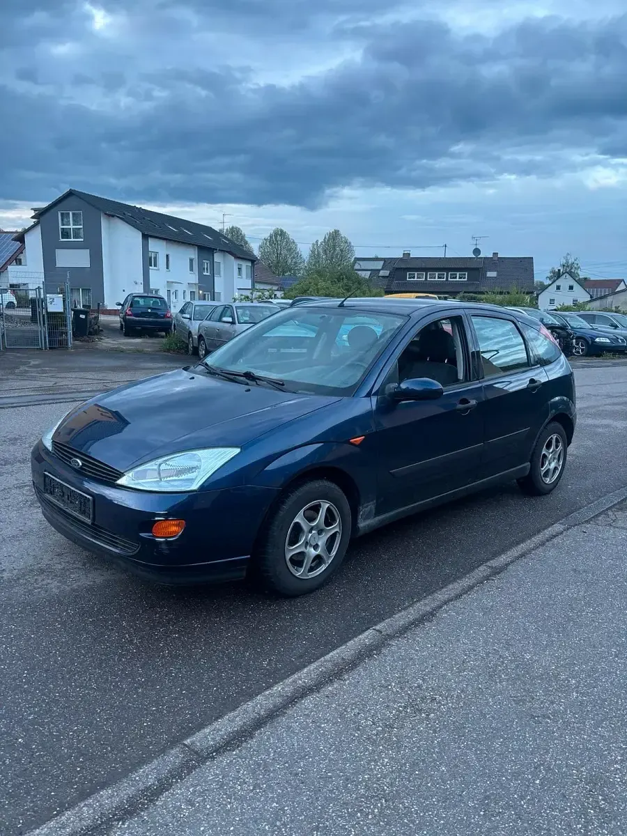 Gebraucht Ford Focus 101 PS (74 kW) 2002 Blau Kleinwagen