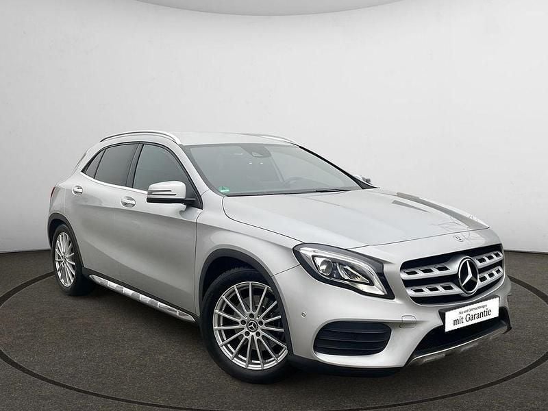 Gebraucht Mercedes GLA250 AMG line 211 PS (155 kW) 2017 Polarsilber  metalliclack SUV
