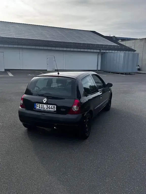Używany Renault Clio II Authentique 58 KM (42 kW) 2004 Czarny Sedan/Limuzyna