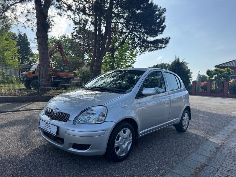Silber Gebraucht 2004 Toyota Yaris Sol Limousine | 3.450 € (Teuer) - Bild 1/3