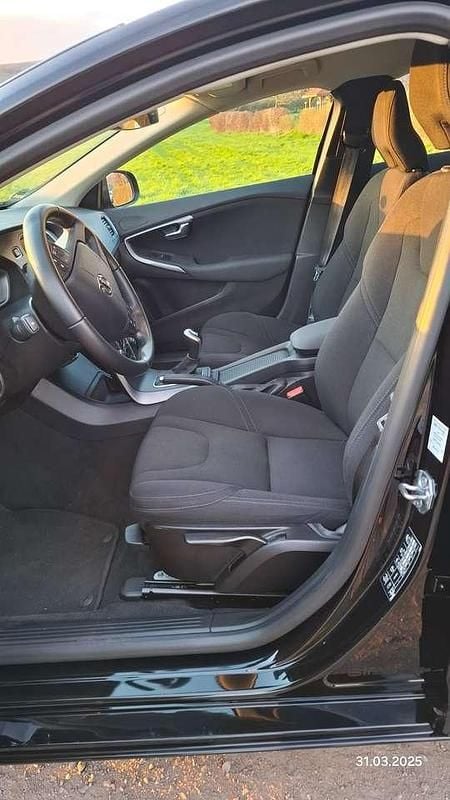 Gebraucht Volvo V40 Inscription 122 PS (89 kW) 2018 Schwarz Kombi