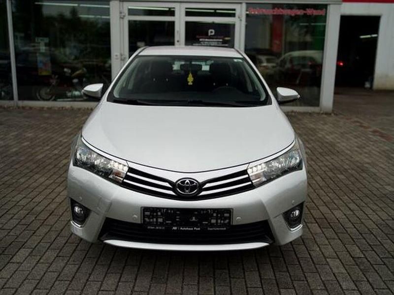 Gebraucht Toyota Corolla Life+ 132 PS (97 kW) 2015 Silber Limousine