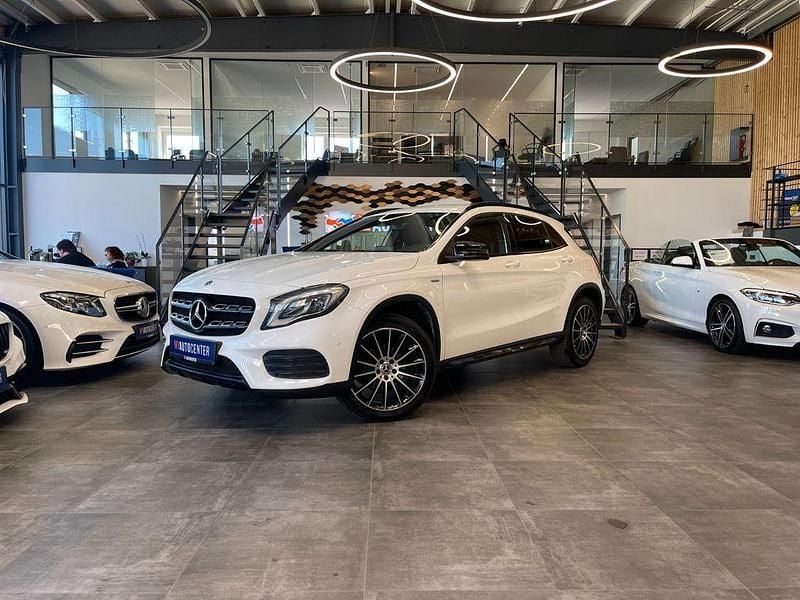 Weiß Gebraucht 2019 Mercedes GLA180 AMG line SUV | 21.999 € (Guter Preis) - Bild 1/4