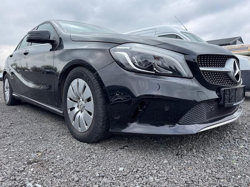 Używany Mercedes A160 102 KM (75 kW) 2016 Czarny Sedan/Limuzyna