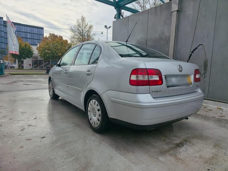 Silber Gebraucht 2004 VW Polo Limousine | 2.600 € (Etwas zu teuer) - Bild 1/4