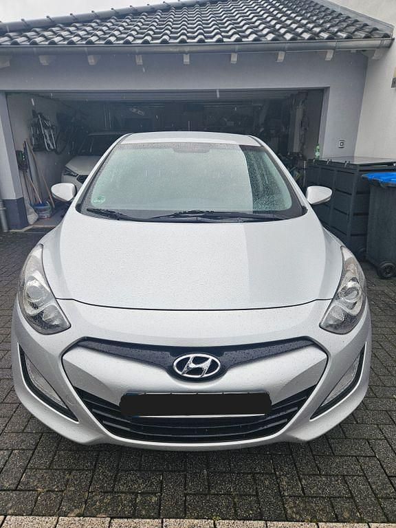 Silber Gebraucht 2014 Hyundai i30 Edition Limousine | 7.699 € (Guter Preis) - Bild 1/4