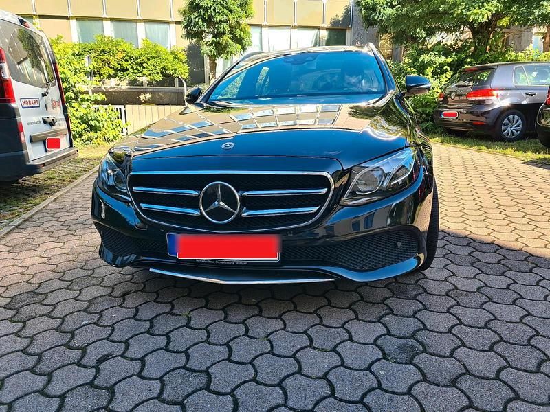 Schwarz Gebraucht 2020 Mercedes E300 Avantgarde Kombi | 26.983 € (Fairer Preis) - Bild 1/4