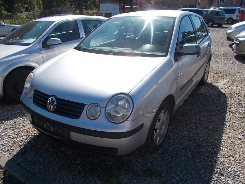 Gebraucht VW Polo Basis 75 PS (55 kW) 2003 Silber Kleinwagen