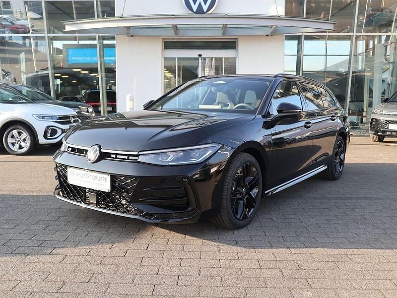 Neu VW Passat R-line 150 PS (110 kW) 2025 Grenadillschwarz metallic Kombi