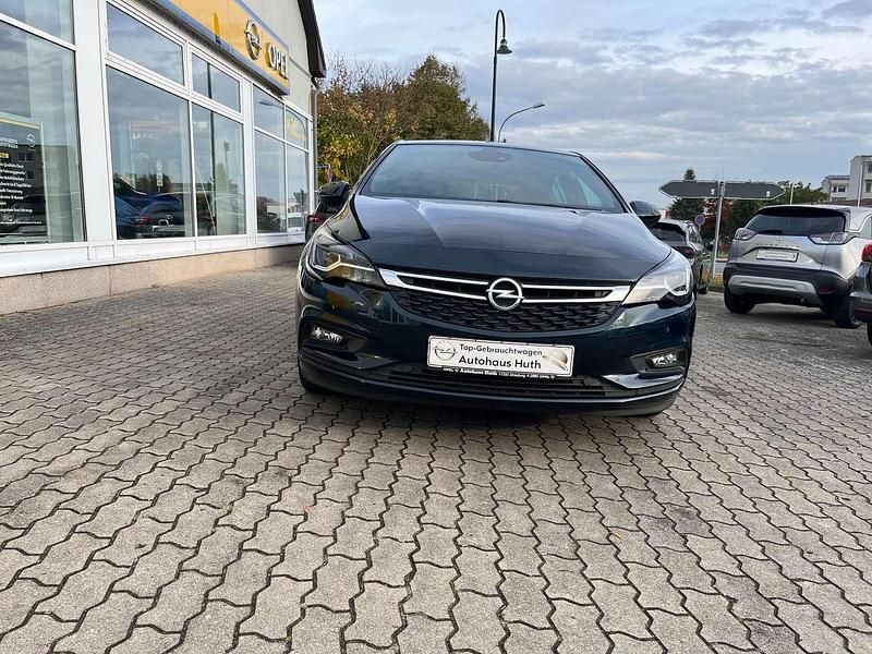 Smaragd gruen (mi) Gebraucht 2018 Opel Astra Dynamic Kleinwagen | 11.650 € (Fairer Preis) - Bild 1/4