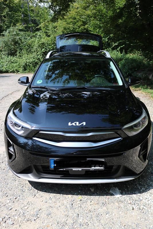 Schwarz Gebraucht 2022 Kia Stonic Vision SUV | 13.900 € (Superpreis) - Bild 1/4