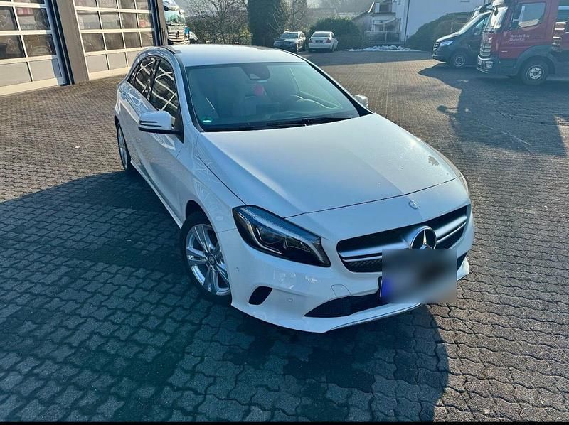 Gebraucht Mercedes A180 122 PS (89 kW) 2016 Weiß Limousine
