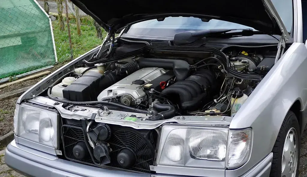 Gebraucht Mercedes E280 197 PS (144 kW) 1994 Silber Limousine