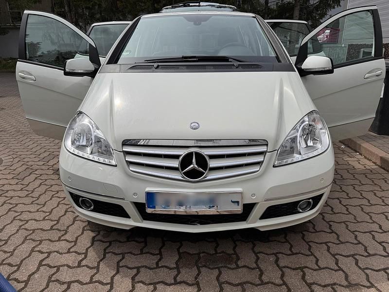 Weiß Gebraucht 2012 Mercedes A160 Kleinwagen | 8.150 € (Fairer Preis) - Bild 1/4
