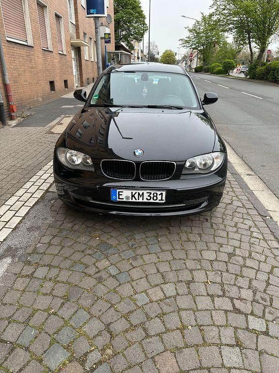Gebraucht BMW 116 122 PS (89 kW) 2011 Schwarz Kleinwagen