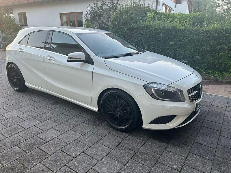 Gebraucht Mercedes A180 Style 122 PS (89 kW) 2012 Weiß Limousine