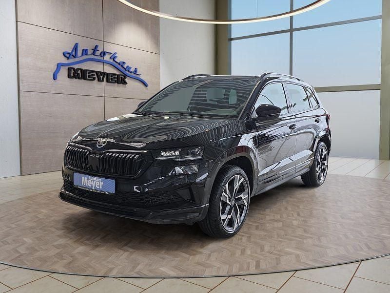 Schwarz Neu 2025 Skoda Karoq SportLine SUV | 39.909 € (Guter Preis) - Bild 1/4