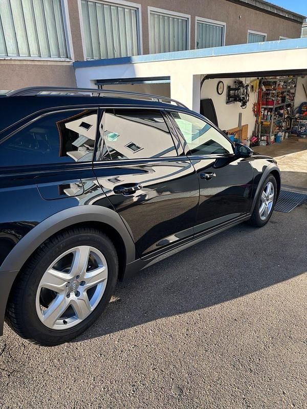 Schwarz Gebraucht 2020 Audi A6 Ambiente Kombi | 40.799 € (Etwas zu teuer) - Bild 1/4