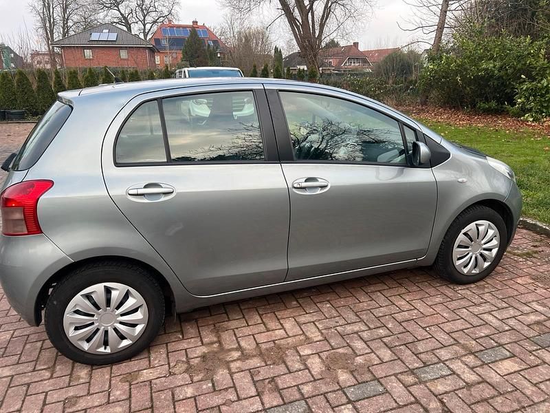 Gebraucht Toyota Yaris Cool 87 PS (63 kW) 2008 Silber Kleinwagen