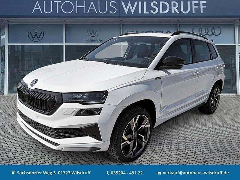 Moon weiß 2y2y Neu 2026 Skoda Karoq SportLine SUV | 37.980 € (Fairer Preis) - Bild 1/4