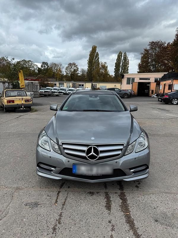 Grau Gebraucht 2013 Mercedes E200 AMG Coupé | 15.400 € (Fairer Preis) - Bild 1/4