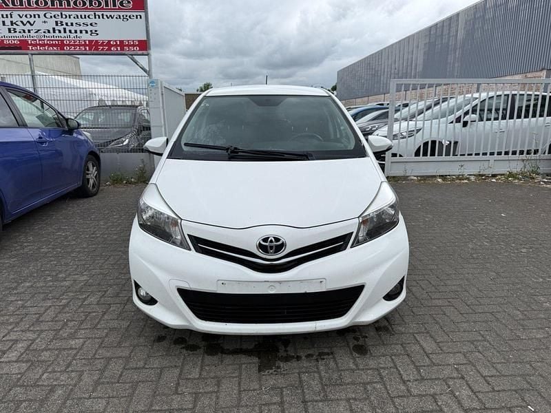 Gebraucht Toyota Yaris Cool 90 PS (66 kW) 2014 Weiß Limousine