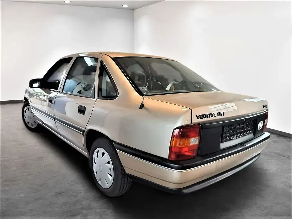 Usata Opel Vectra 75 CV (55 kW) 1992 Oro Berlina