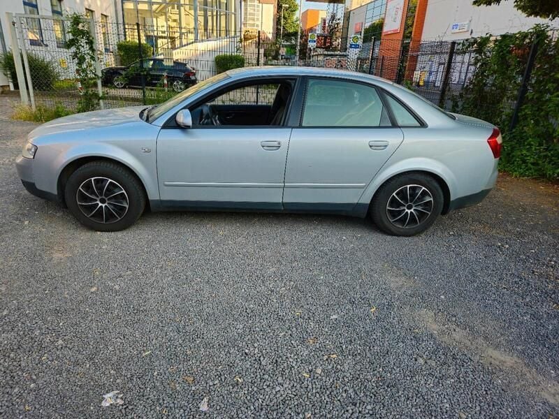 Silber Gebraucht 2002 Audi A4 Limousine | 800 € - Bild 1/4