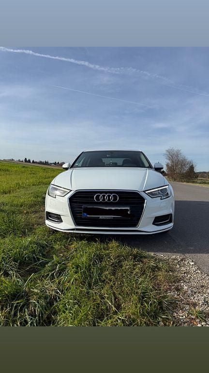 Weiß Gebraucht 2019 Audi A3 Ambiente Limousine | 16.200 € (Guter Preis) - Bild 1/4
