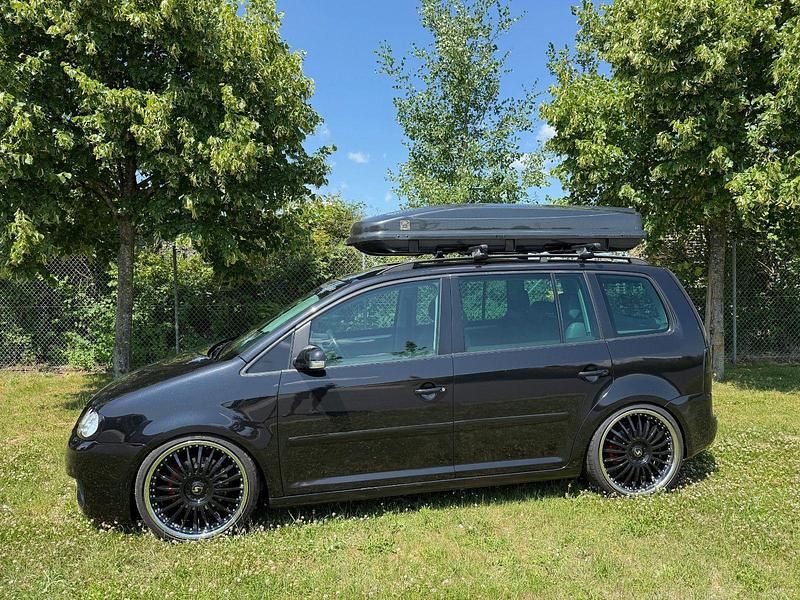 Schwarz Gebraucht 2004 VW Touran Highline Van / Kleinbus | 8.999 € - Bild 1/4