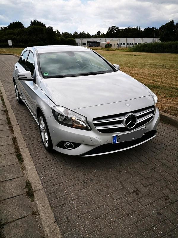 Silber Gebraucht 2012 Mercedes A180 Limousine | 11.800 € (Superpreis) - Bild 1/4