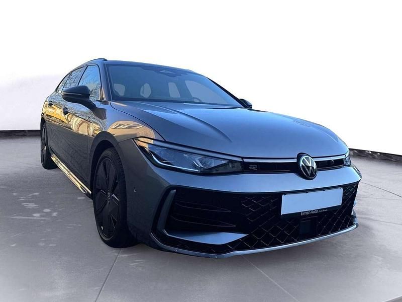 Neu VW Passat R-line 193 PS (141 kW) 2025 Diabasgrau metallic Kombi