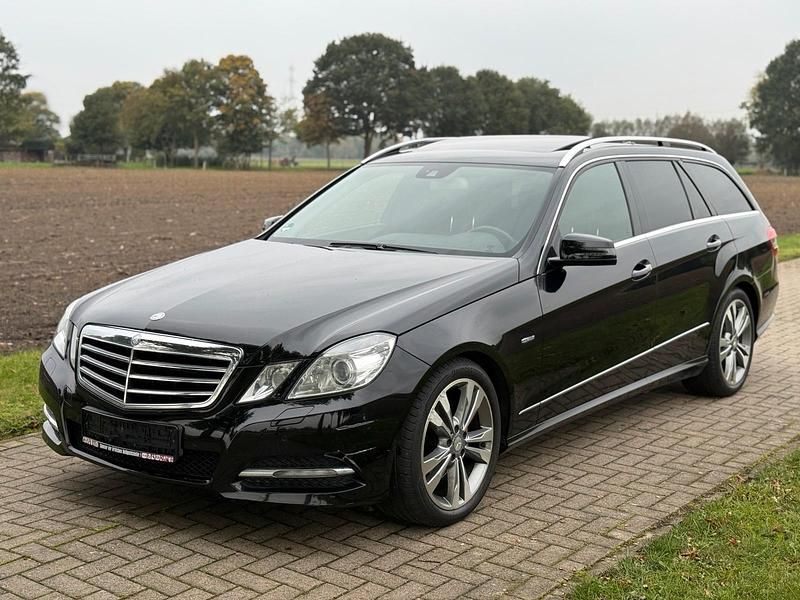 Schwarz Gebraucht 2011 Mercedes E350 Kombi | 6.699 € (Superpreis) - Bild 1/4