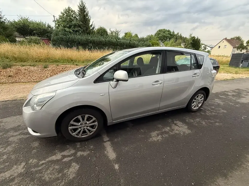 Gebraucht Toyota Verso 132 PS (97 kW) 2011 Silber Van / Kleinbus