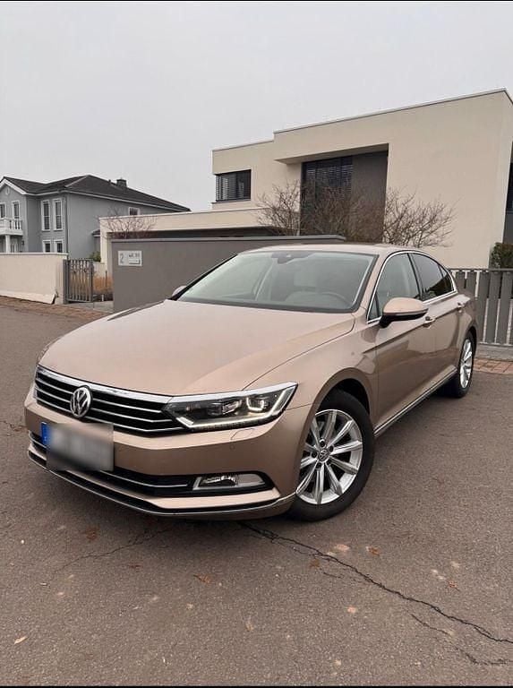 Gebraucht VW Passat Highline 150 PS (110 kW) 2017 Gold Limousine