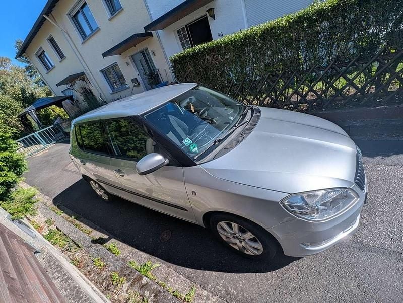 Silber Gebraucht 2010 Skoda Fabia Limousine | 2.500 € - Bild 1/4