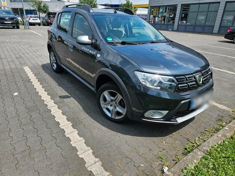 Grau Gebraucht 2017 Dacia Sandero Stepway Kleinwagen | 10.500 € - Bild 1/4