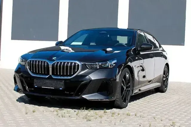 Gebraucht BMW 520 M Sport 197 PS (144 kW) 2024 Grau Limousine