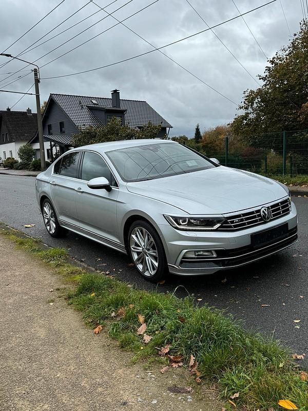 Silber Gebraucht 2016 VW Passat Highline Limousine | 13.100 € (Superpreis) - Bild 1/4