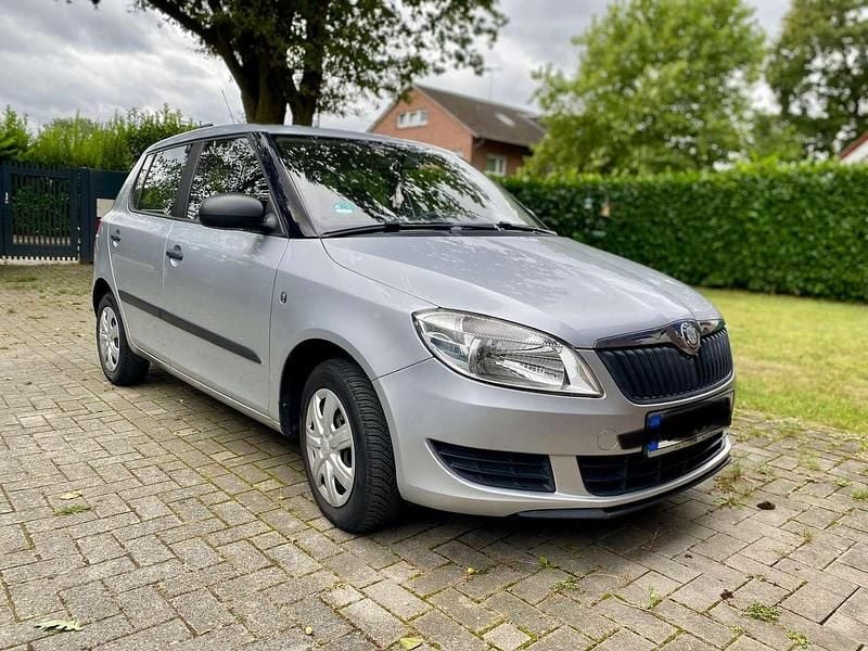 Silber Gebraucht 2010 Skoda Fabia Classic Limousine | 1.900 € (Fairer Preis) - Bild 1/4