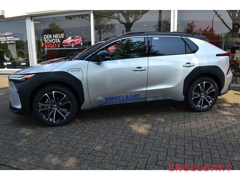 Gebraucht Toyota bZ4X Comfort 160 kW (218 PS) 2022 Cosmicsilber metallic/ dach s SUV