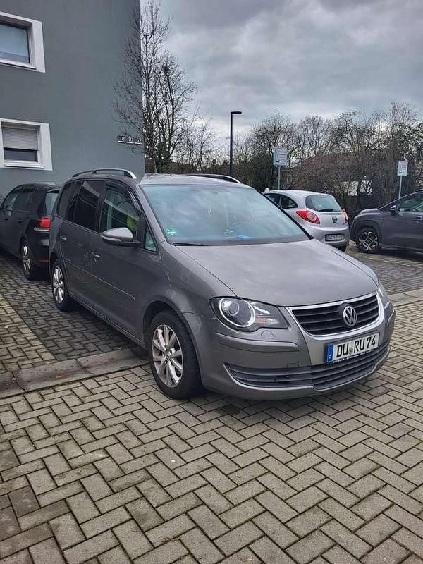 Grau Gebraucht 2010 VW Touran Freestyle Van / Kleinbus | 7.900 € (Teuer) - Bild 1/4